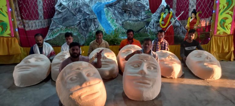 महर्षि आश्रम मे 40 फीट ऊंचा रावण तैयार कर रहे हैं वैदिक ब्रा