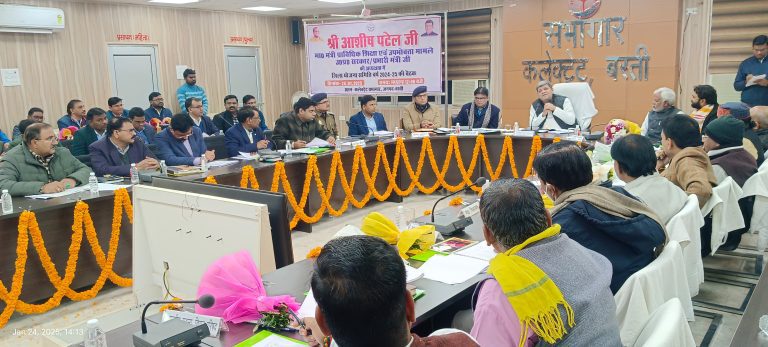 जनपद के प्रभारी मंत्री, बैठक करते हुए (4)