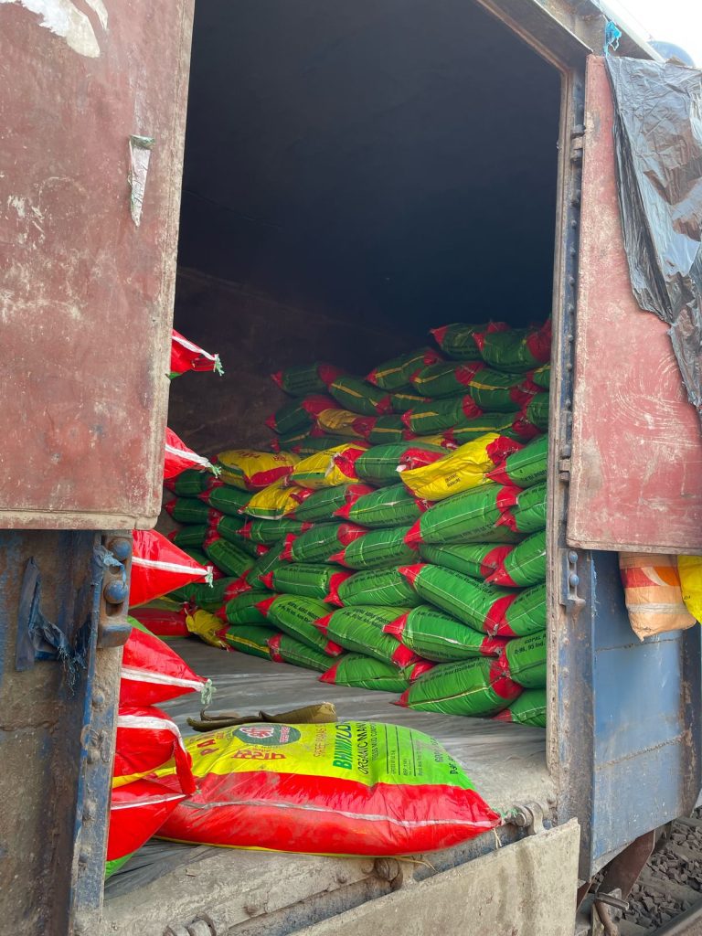 खलीलाबाद रेलवे स्टेशन से पहली बार जैविक उर्वरक की बुकिंग और लोडिंग शुरू