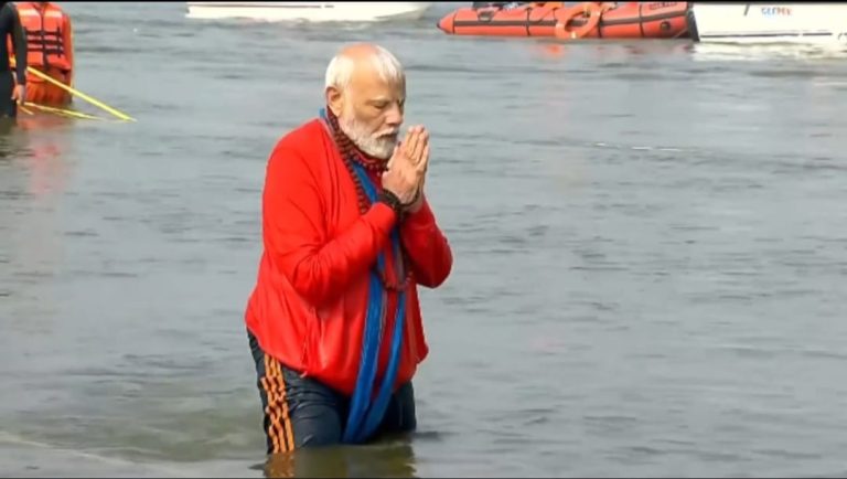 महाकुंभ पहुंचे पीएम मोदी, संगम में लगाई डुबकी