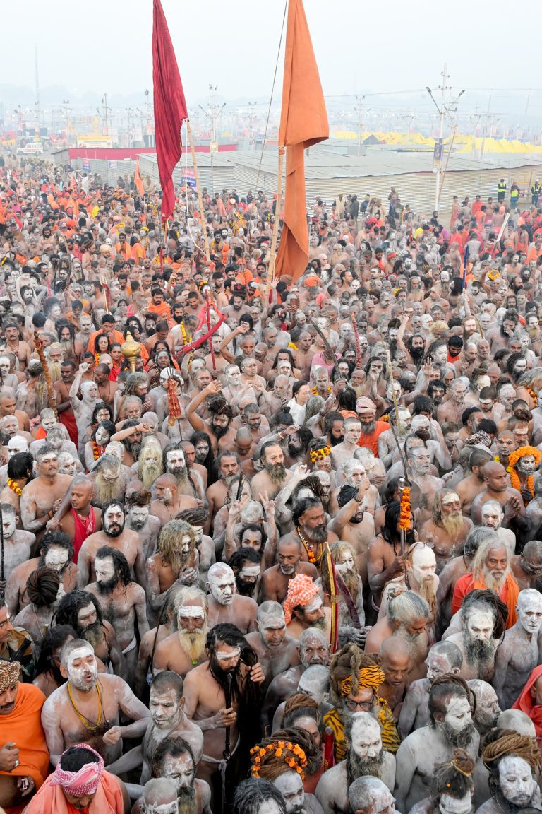महाकुंभ से उतरने लगी अखाड़ों की धर्मध्वजा 1
