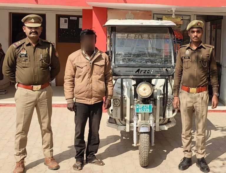 लखनऊ पुलिस ने शातिर वाहन चोर को चोरी के ई-रिक्शा के साथ पकड़ा