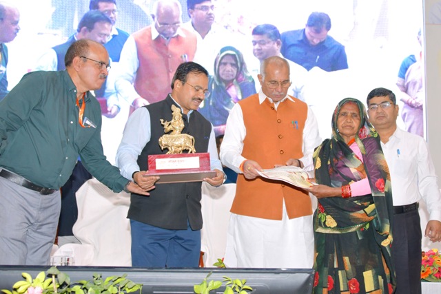 गोकुल और नंदबाबा पुरस्कार से सम्मा...दुग्ध उत्पादक, पशुपालकों को प्रोत्साहन देने पर जोर