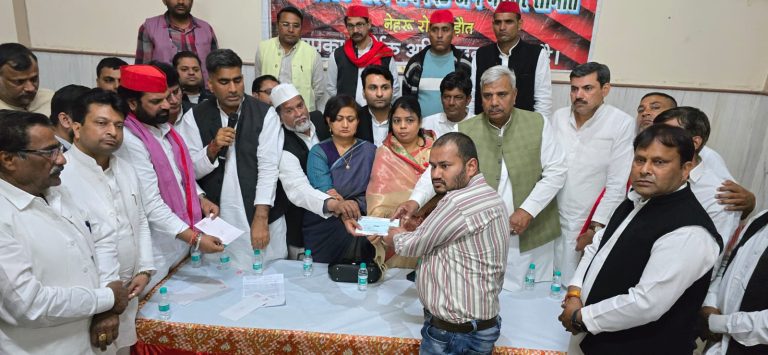 बागपत हादसे में मृतकों के परिजनों को समाजवादी पार्टी ने दी आर्थिक सहायता