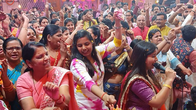 भजन गायिका पायल अग्रवाल के भजनों पर झूमते श्याम प्