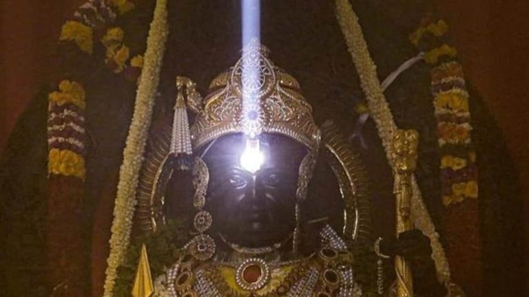 Surya-Tilak-will-result-in-the-Sun-s-rays-illumina_1743921372084_1743921379648