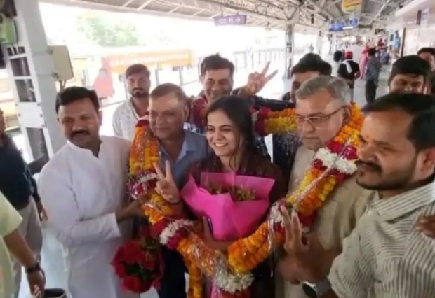 यूपीएससी टॉपर का प्रयागराज में भव्य स्वागत