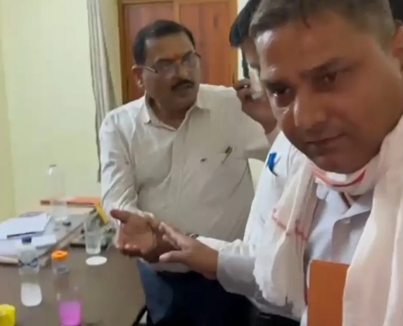 पीडब्ल्यूडी का कैशियर रिश्वत लेते गिरफ्तार