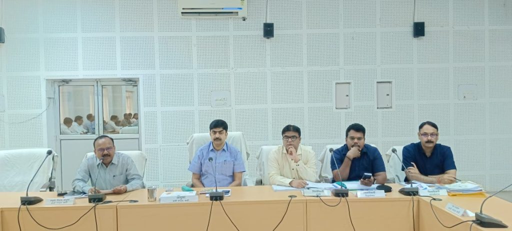 विकास कार्यो की मासिक समीक्षा बैठक (5)