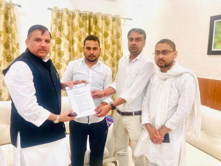 परिषदीय विद्यालयों के मर्जर का फैसला तत्काल वापस ले