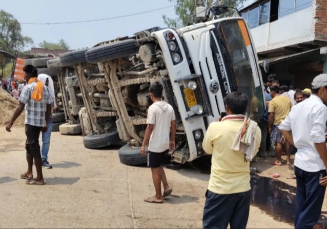 बालू लदा डंपर सवारियों से भरी ऑटो पर गिरा