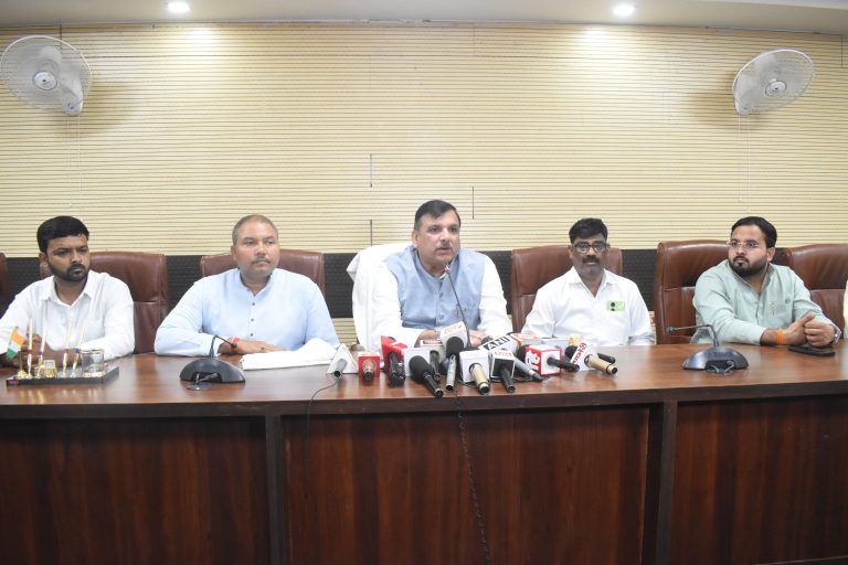 योगी सरकार पर संजय सिंह का हमला, बोले