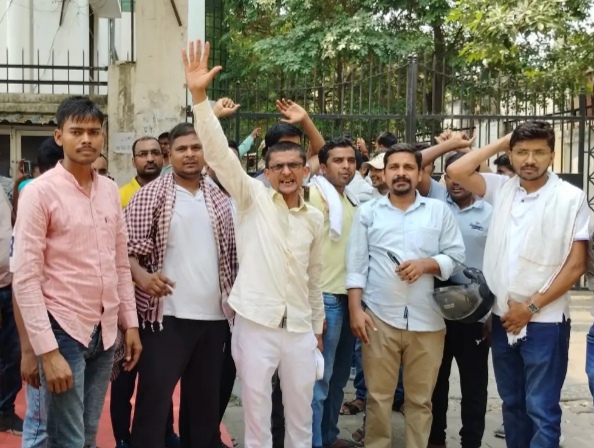 टीजीटी परीक्षा न होने पर अभ्यर्थियों ने आयोग पर किया