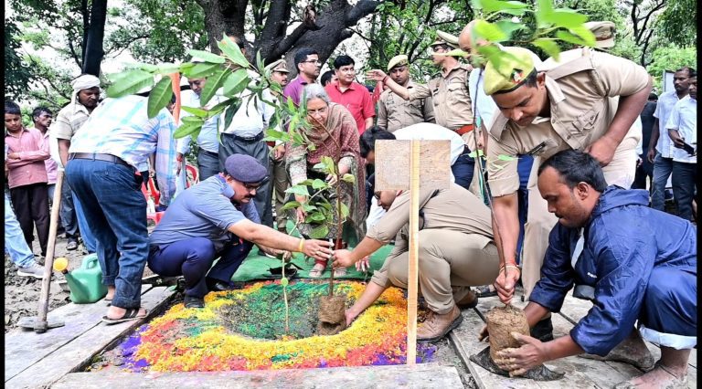 निदेशक उ0प्र0 प्रशासन एवं प्रबंधन अकादमी (2)