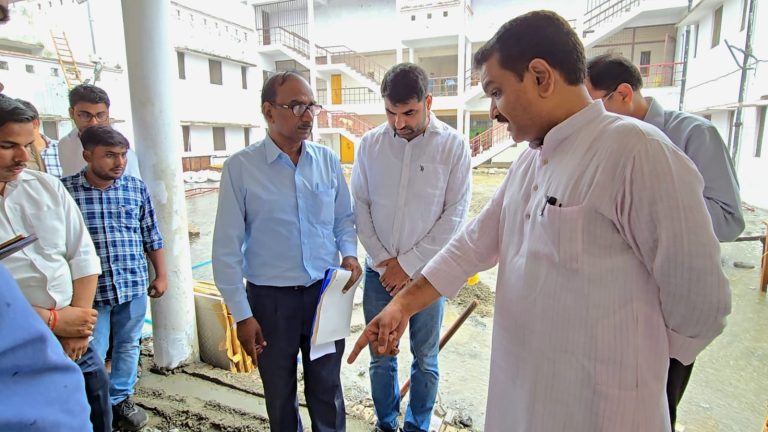 असीम अरुण ने सर्वोदय विद्यालय भोजीप... का निरीक्षण किया, लापरवाही पर जेई को तत्काल हटाया