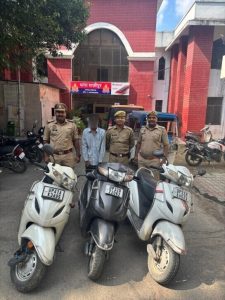 गाजीपुर पुलिस ने वाहन चोर पिटूं द्विवेदी को 3 स्कूटी के साथ किया गिरफ्तार