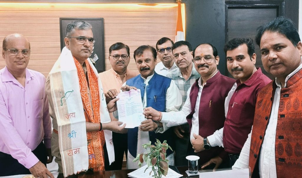 लखनऊ में व्यापार मंडल की पुलिस आयुक...्, ई-रिक्शा और ट्रैफिक सहित कई मुद्दों पर उठी मांगें