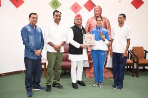 समाजवादी पार्टी मुख्यालय में योगासन चैम्पियन नीतू सिंह से मिलीं अखिलेश यादव