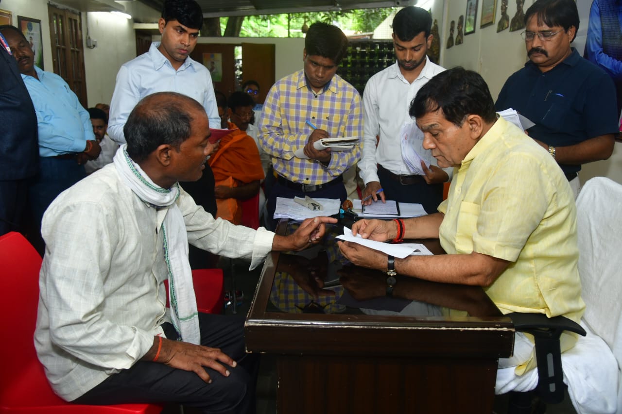 जनता की समस्याओं के समाधान में लापरवाही बर्दाश्त नहीं होगी