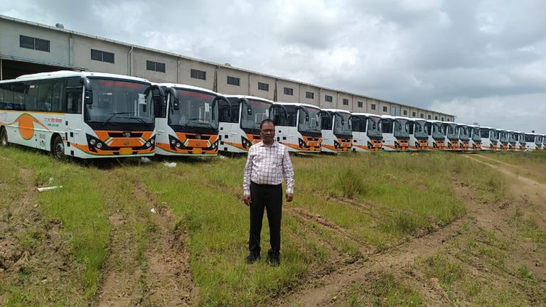 नवरात्रि पर्व पर उत्तर प्रदेश परिवहन निगम ने यात्रियों के लिए पेश की 200 नई ए.सी. बसें