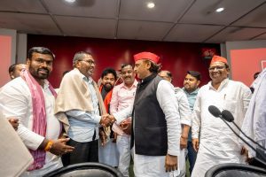 प्रयागराज से आए नाविक प्रतिनिधियों... खिलेश यादव से नदियों की नीलामी रोकने का किया आग्रह