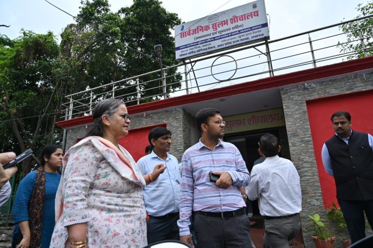 महापौर सुषमा खर्कवाल ने सार्वजनिक शौचालयों का औचक निरीक्षण कर किया सख्त निर्देश