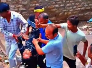 यमुना पुल से महिला ने लगाई छलांग, जवानों ने बचाया