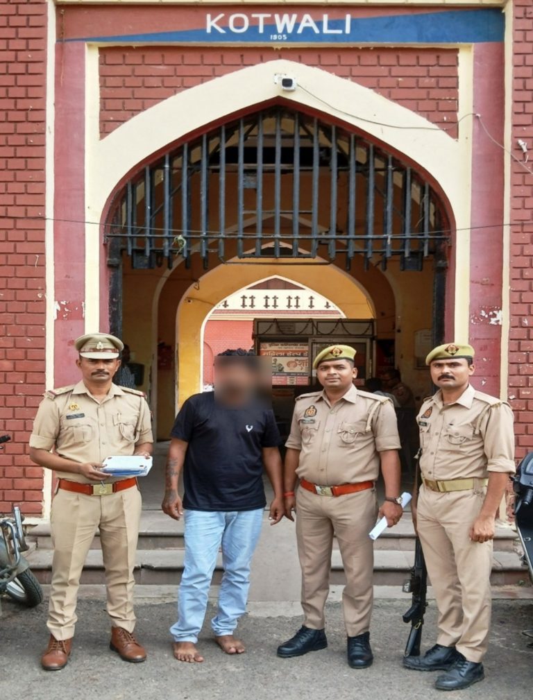 लखनऊ में ठग गिरफ्तार, रिक्शा चालक से मोबाइल व 78 हजार रुपये ठगे थे