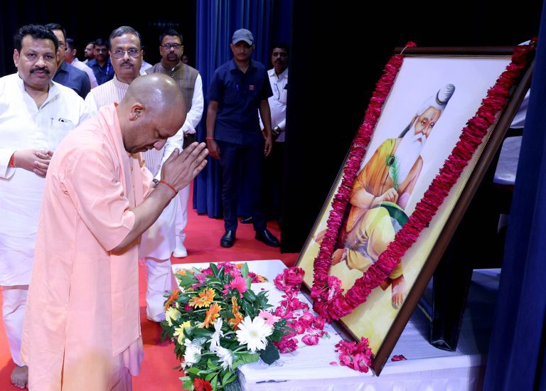 महर्षि वाल्मीकि ने मानवता को चरित्र, समर्पण और समाज सेवा का संदेश दिया-----