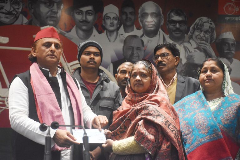 एसआईआर के दबाव में बीएलओ की मौत, अखिलेश यादव ने परिवार को दी 2 लाख की सहायता; कहा
