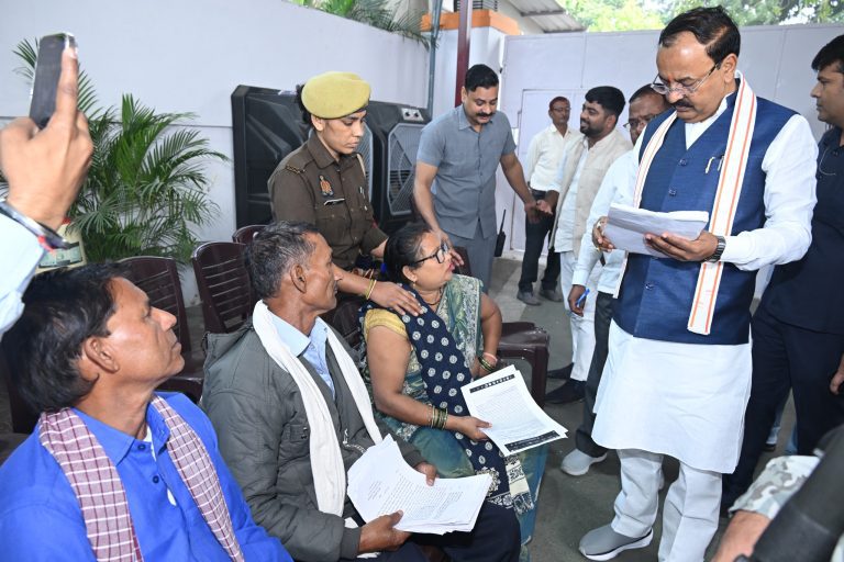 जनता दर्शन में उप मुख्यमंत्री केशव... रसाद मौर्य ने सुनी प्रदेशभर से आई सैकड़ों फरियादें