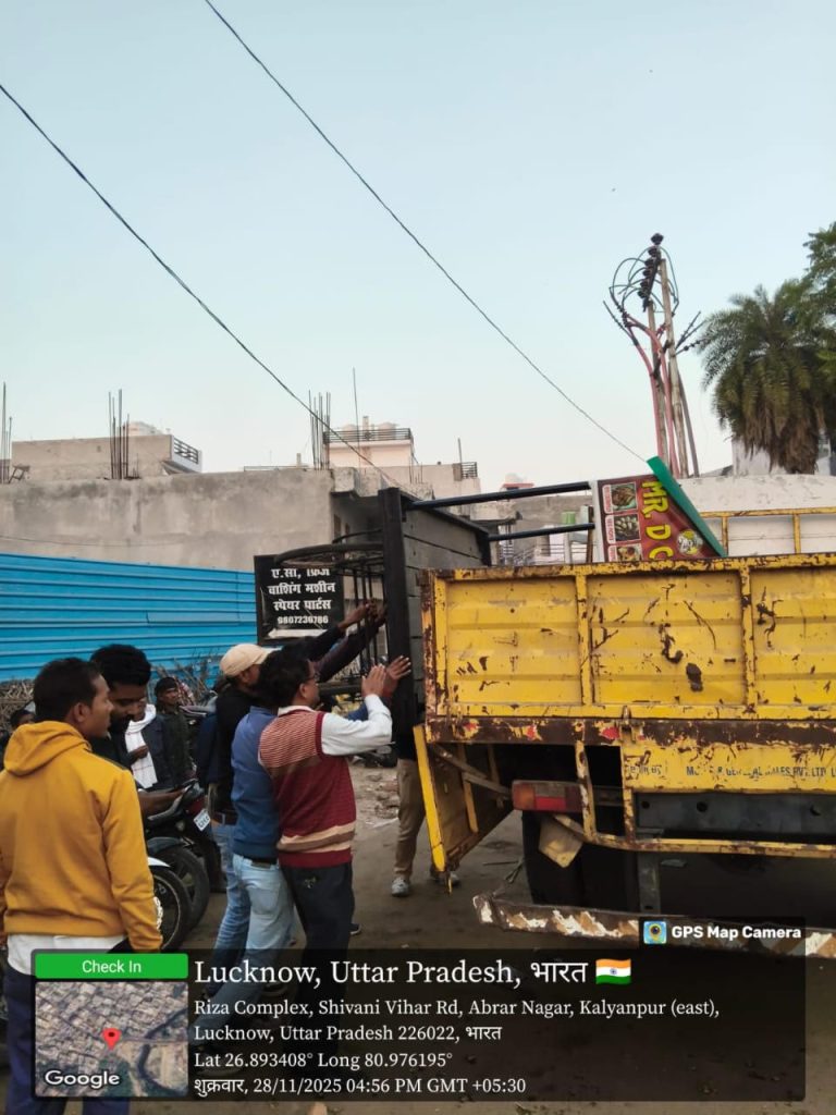 लखनऊ में नगर निगम का व्यापक अतिक्रमण हटाओ अभियान, कई ठेले-काउंटर और गुमटियाँ हटाई गईं