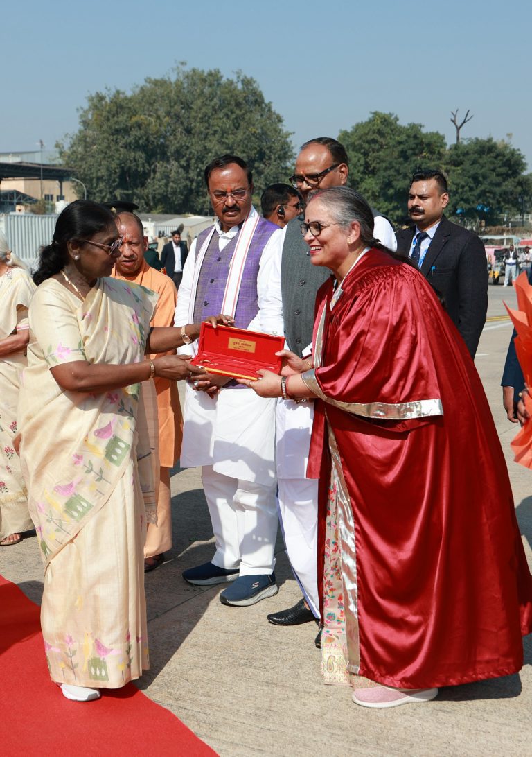 लखनऊ में राष्ट्रपति द्रौपदी मुर्मू का भव्य स्वागत, नगर की चाभी भेंट कर किया गया सम्मान