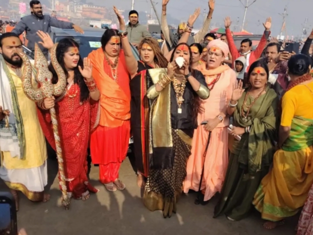 त्रिशूल लहराते और डमरू बजाते स्नान को पहुंचे किन्नर संत