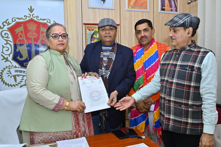 नए ट्रेडों पर लाइसेंस शुल्क को लेकर लखनऊ व्यापार मंडल ने महापौर को सौंपा ज्ञापन