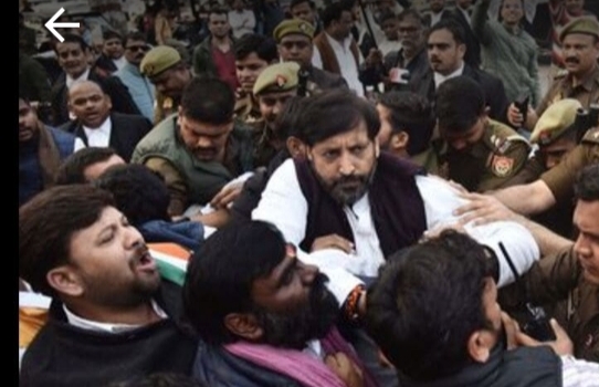 शंकराचार्य के समर्थन में मार्च निकालने पर पुलिस से झड़प