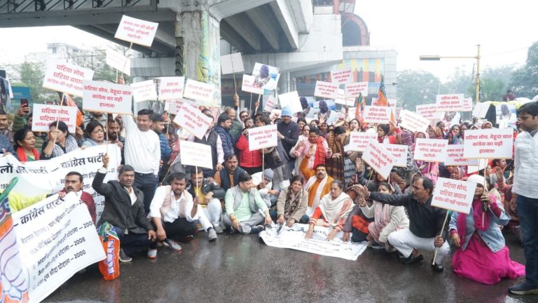 अजय राय की टिप्पणी से भड़का सरोजनीन...रों लोगों ने किया पुतला दहन, सार्वजनिक माफी की मांग