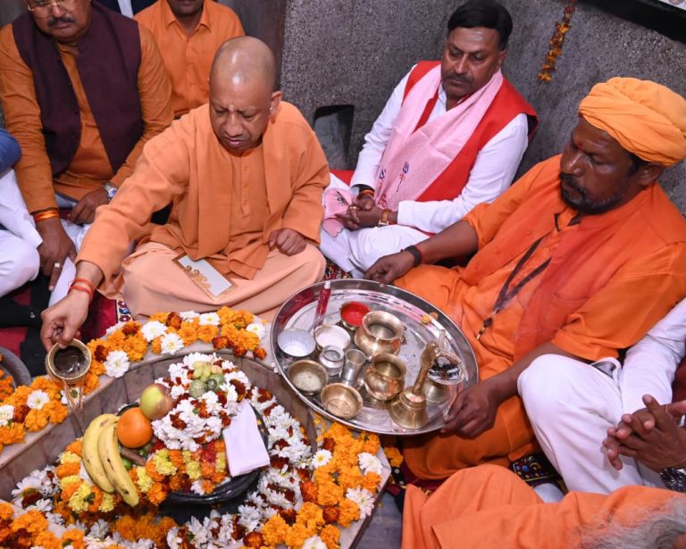 गोरखनाथ मंदिर में मुख्यमंत्री योगी... त्यनाथ ने किया रुद्राभिषेक, विश्व कल्याण की कामना