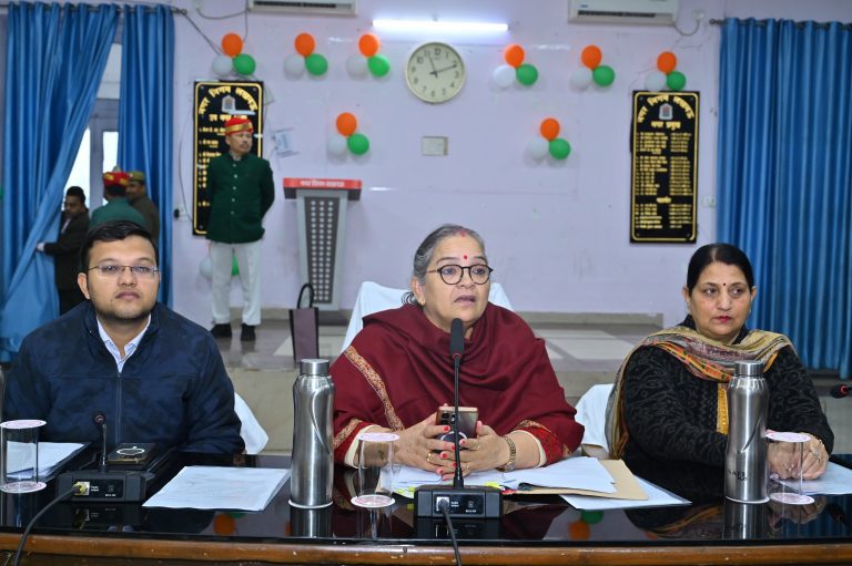 नगर निगम–जल निगम कार्यों की महापौर ने की सख्त समीक्षा