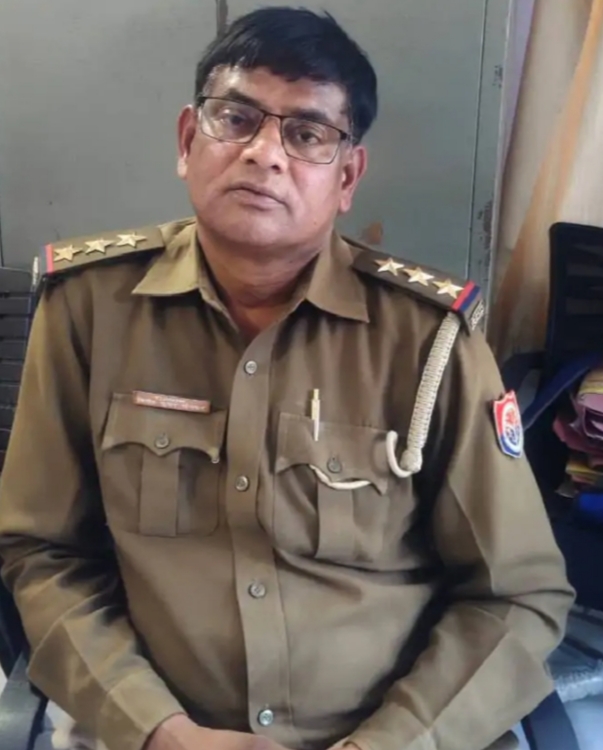 बारा थाने के इंस्पेक्टर 75 हजार रिश्वत लेते गिरफ्तार