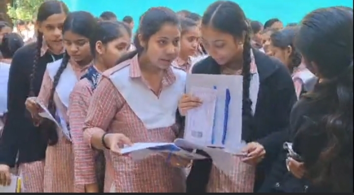 यूपी बोर्ड परीक्षा हिंदी विषय के प्रश्नपत्र के साथ 1