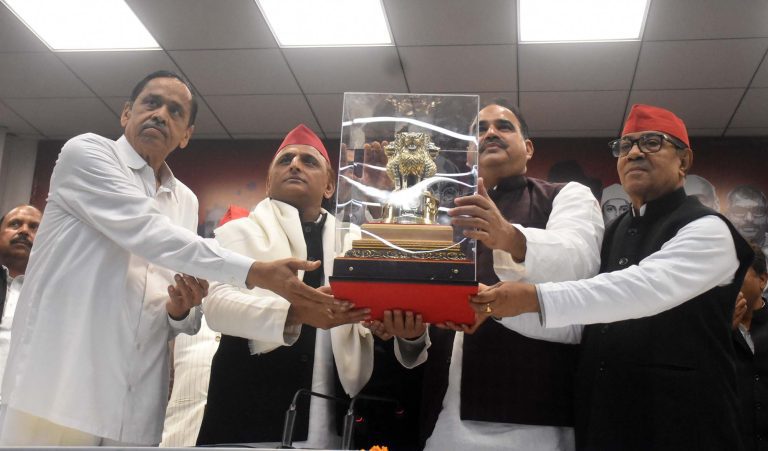 लखनऊ में सपा को बड़ा राजनीतिक बल, कई दलों के दिग्गज नेता शामिल