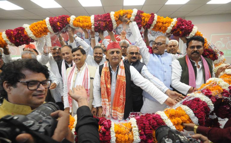 अखिलेश यादव की मौजूदगी में कई नेताओं और शिक्षकों ने थामा समाजवादी पार्टी का दामन