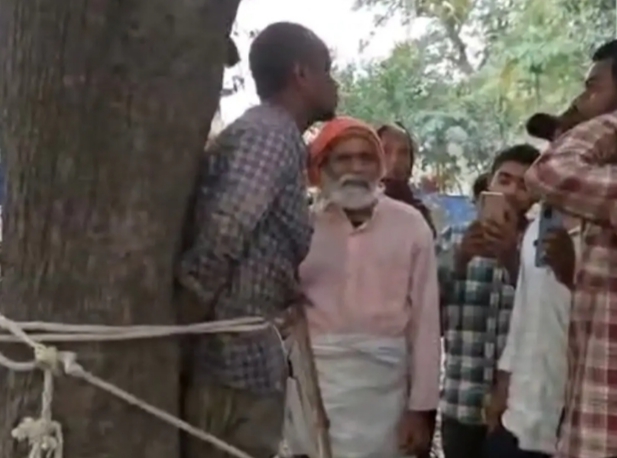 बच्चा चोरी के शक में युवक को ग्रामीणों ने पेड़ से बांधकर