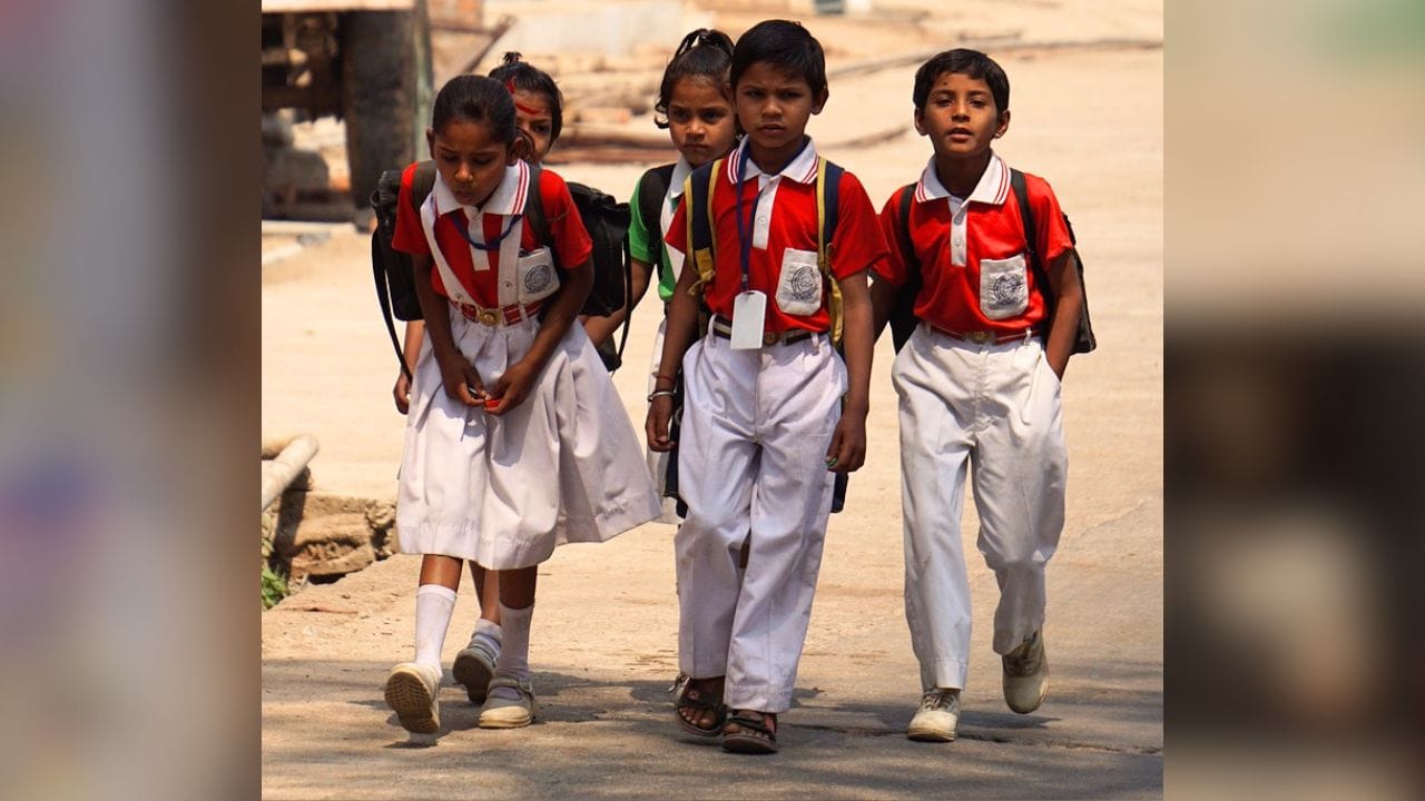 students-going-school-in-summer