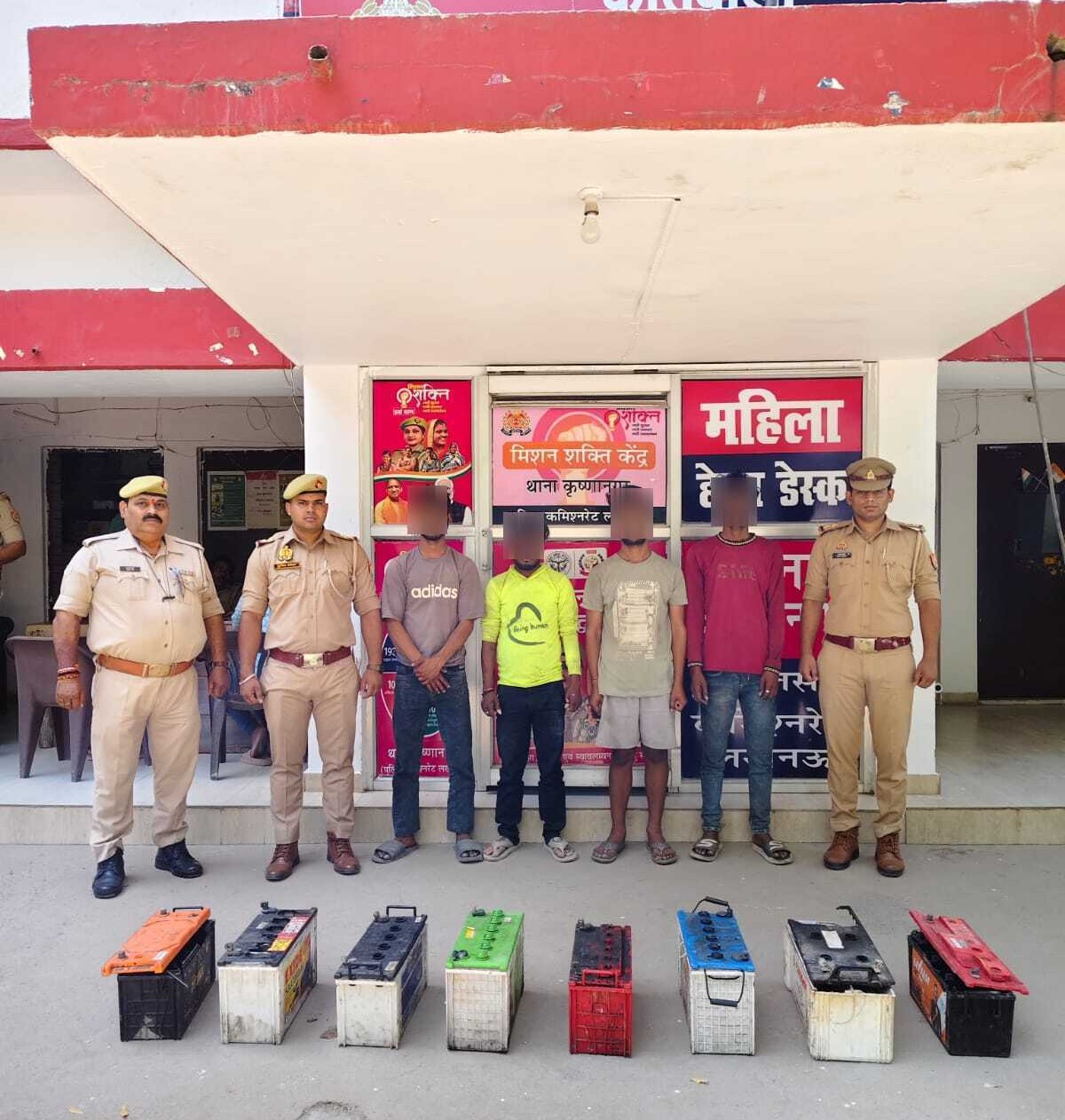 ई-रिक्शा बैट्री चोरी करने वाले गिरो...हदाफाश, 4 शातिर अभियुक्त गिरफ्तार, 8 बैट्रियां बरामद