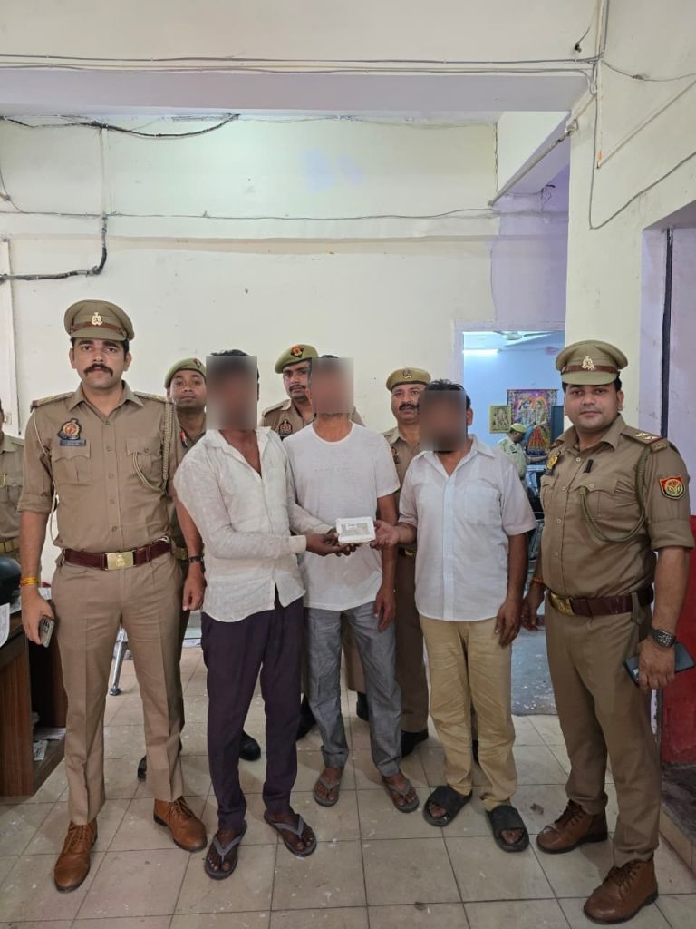 ऑटो में बैग काटकर आभूषण चोरी करने वाले तीन शातिर गिरफ्तार, डेढ़ लाख के जेवर बरामद