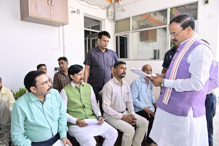 जनता दर्शन में उप मुख्यमंत्री केशव प्रसाद मौर्य