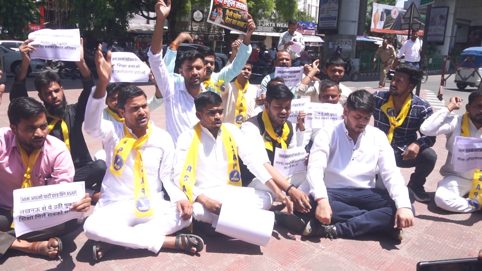 निजी स्कूलों की फीस वृद्धि के विरोध में आप छात्र विंग का प्रदर्शन,