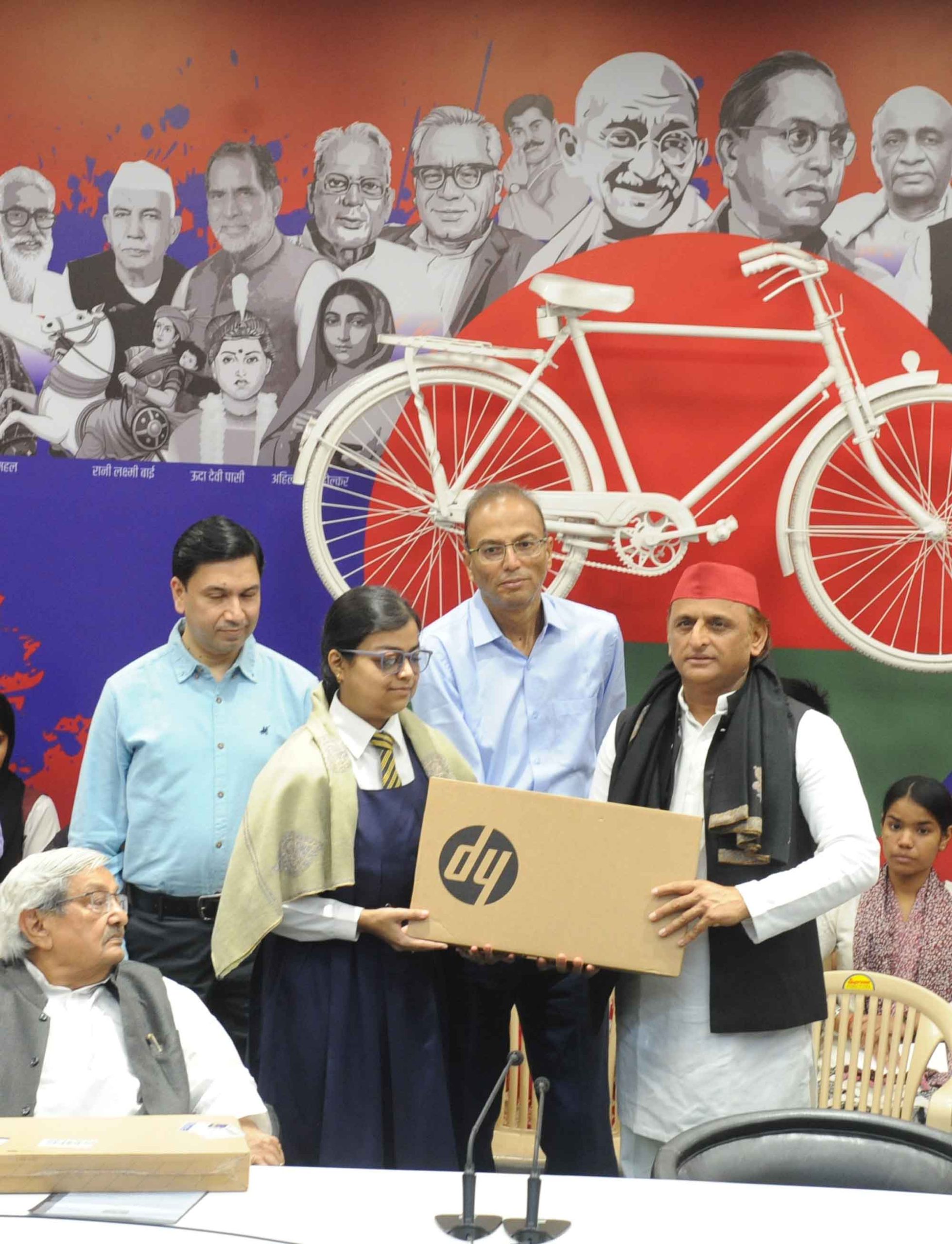 टॉपर्स को अखिलेश यादव ने बांटे लैपटॉप, मुफ्त शिक्षा का किया वादा